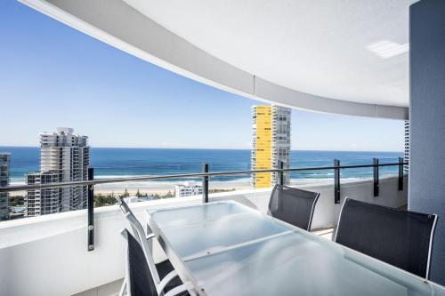 una sala da pranzo con vista sull'oceano di The Wave Resort a Gold Coast