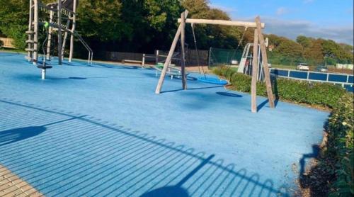 Zona de juegos infantil en forest beach bashley park