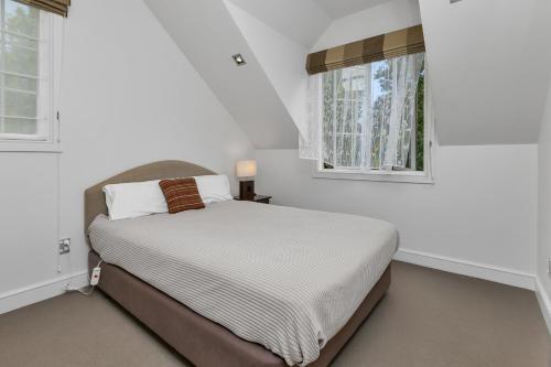 Säng eller sängar i ett rum på Russell Cottages - Russell Holiday Home