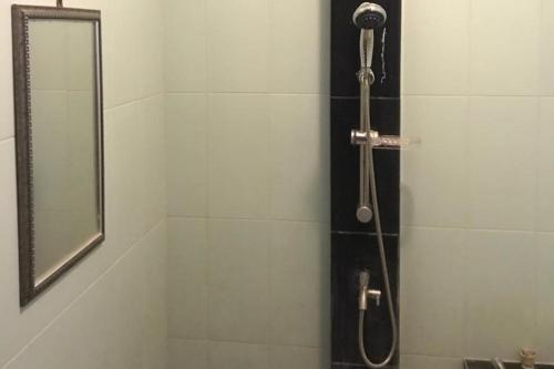 Ένα μπάνιο στο RedDoorz @ Jalan Gajah Mada Lampung