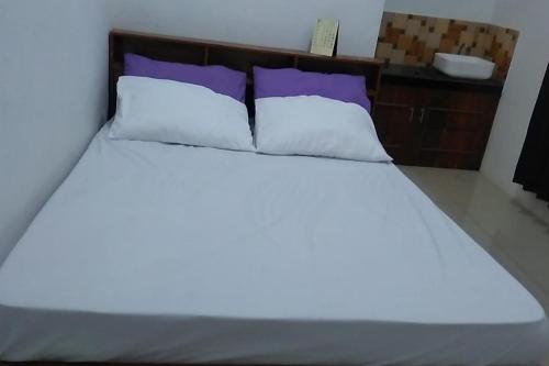 Cama o camas de una habitación en Guesthouse Berlian Batang Syariah near Kampung Kalisalak Park