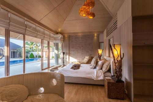 Postel nebo postele na pokoji v ubytování Dhevan Dara Resort & Spa Hua Hin - Pool Villa