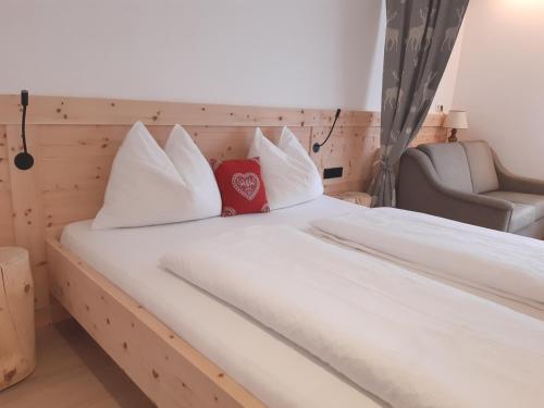 Tempat tidur dalam kamar di Haus Talblick "Wallbug" Ferienwohnung 1