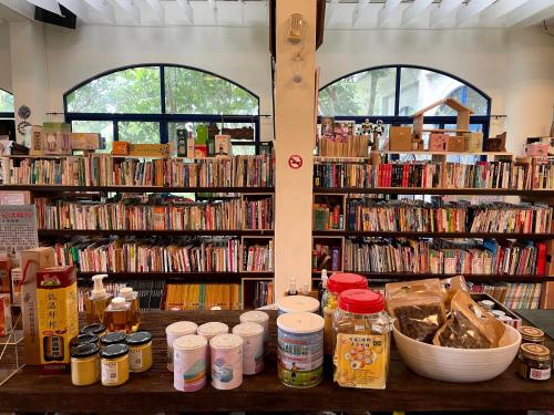 Biblioteca en la habitación en casa particular