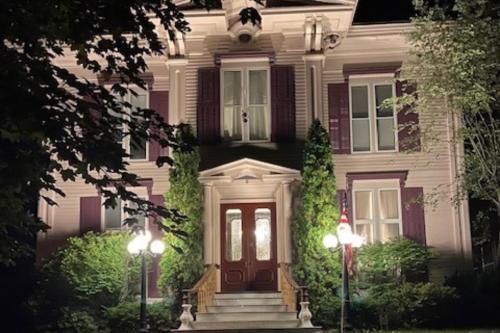 Cambridge Manor House VICTORIAN MANSION near the ADIRONDACKS