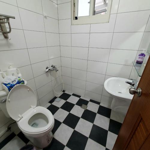 a bathroom with a toilet and a sink at 太麻里左奶奶的家 in Taimali