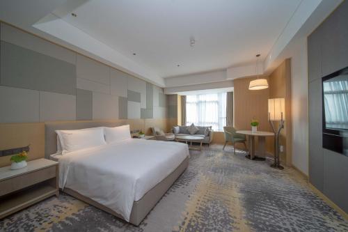 Giường trong phòng chung tại Holiday Inn Qinhuangdao Haigang