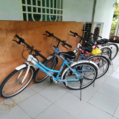 a group of bikes parked next to a wall at 太麻里左奶奶的家 in Taimali