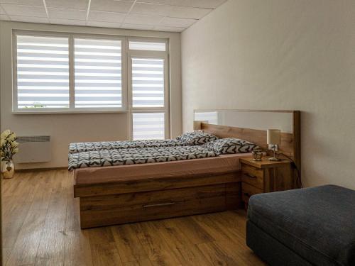 1 dormitorio con 2 camas y ventana en Apartmany Motocentrum en Kaluža