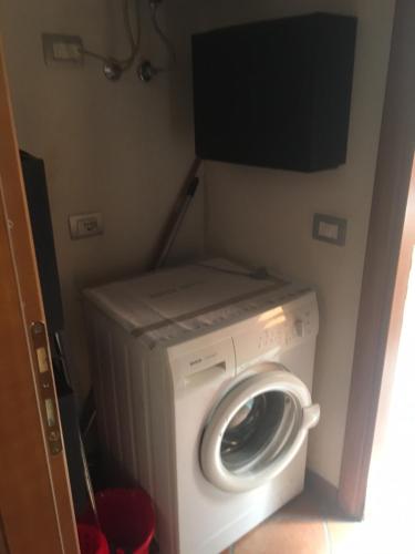 a washer and dryer in a small room at Hotel San Marco in Prato