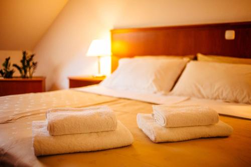 מיטה או מיטות בחדר ב-Penthouse Vitae - Aparthotel Rosa 415