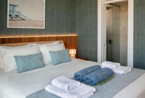 En eller flere senge i et værelse på Chris Le Mare Gold Luxury Villa