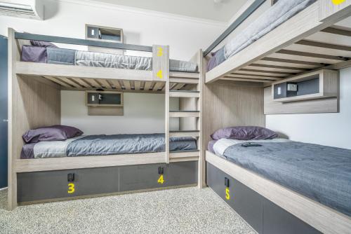 Katil dua tingkat atau katil-katil dua tingkat dalam bilik di Alberts Est 2017