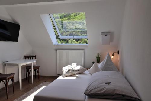 a bedroom with a large bed with a window at Hotel Zur Post in Klotten