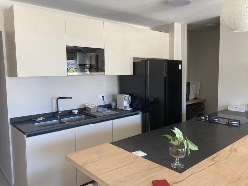 Kuchyň nebo kuchyňský kout v ubytování Standing Residence Tevai