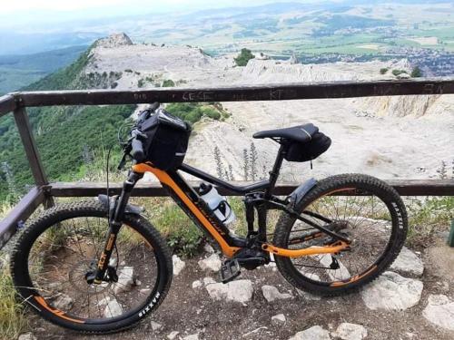 a bike parked on the side of a rail at E-Tekergők Háza in Bükkzsérc