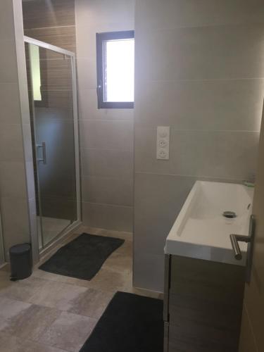 Ein Badezimmer in der Unterkunft Spacieux logement Ax-les-thermes