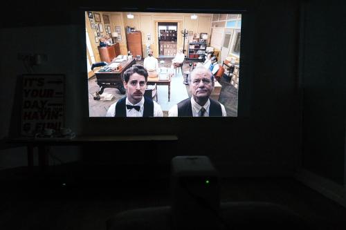 een televisiescherm met twee mannen in een woonkamer bij 薄荷巴黎 Coffee House in Taitung