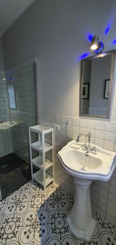 y baño con lavabo y espejo. en Beautiful Place a Lago d'Orta, en Omegna