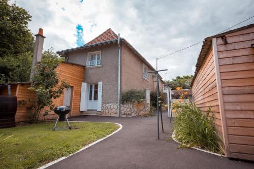 a house with a grill in front of it at Cocottes & Colibri in Châtellerault