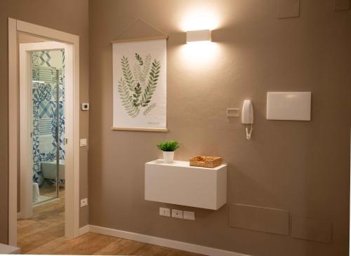 a room with a wall with a light on it at Sirmio Apartments - Narnia Stay in Sirmione