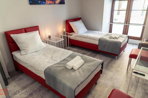1 dormitorio con 2 camas y ventana en SaltApart Apartament Plac Solny Wrocław en Wroclaw