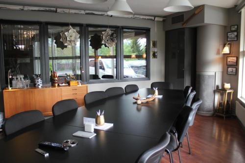 a conference room with a large black table and chairs at Hotell Älvdalen in Älvdalen