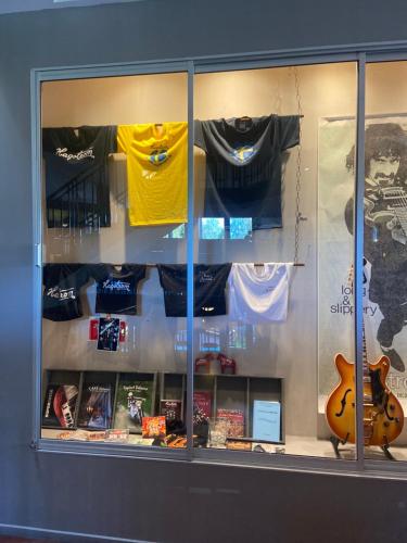 a display window of a store with a guitar at Hotell Älvdalen in Älvdalen