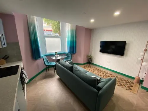 Aaron Wise - 51 Fitzhamon Apartments photo 5