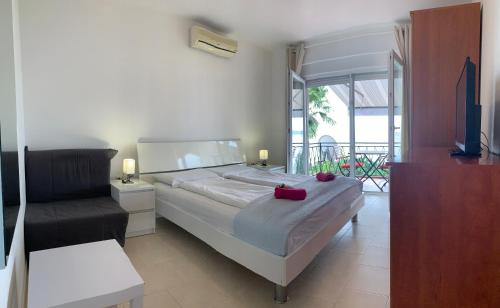 1 dormitorio con 1 cama grande y 1 silla en Breathtaking sea view app for 2+1, BBQ ......, en Opatija