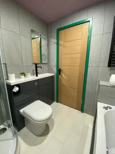 Aaron Wise - 51 Fitzhamon Apartments photo 11