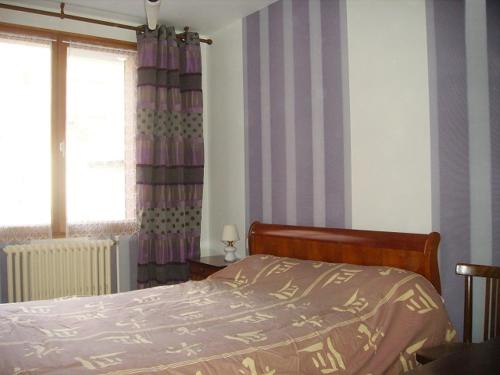 Un pat sau paturi într-o cameră la Les Cyclamens