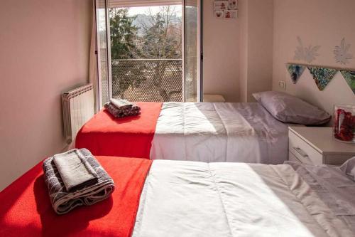 מיטה או מיטות בחדר ב-CASA NÚRIA con Piscina pública y solarium
