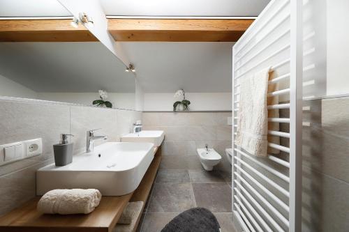 bagno con lavandino e servizi igienici di Moserhof a Marlengo
