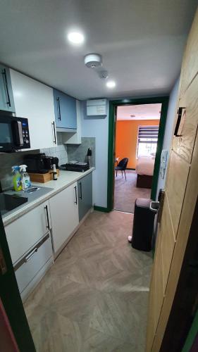 Aaron Wise - 51 Fitzhamon Apartments photo 23