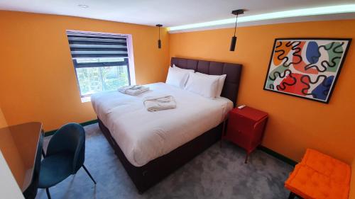 Postel nebo postele na pokoji v ubytování Aaron Wise - 51 Fitzhamon Apartments