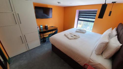Aaron Wise - 51 Fitzhamon Apartments photo 21