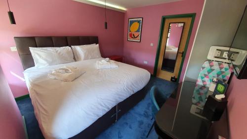 Aaron Wise - 51 Fitzhamon Apartments photo 29