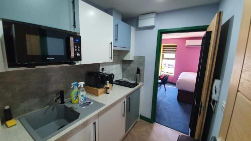 Aaron Wise - 51 Fitzhamon Apartments photo 26