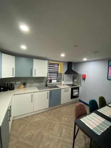 Aaron Wise - 51 Fitzhamon Apartments photo 36