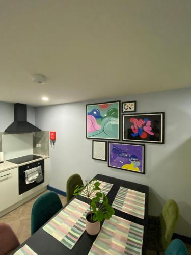 Aaron Wise - 51 Fitzhamon Apartments photo 30