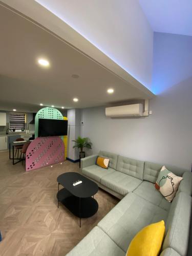 Aaron Wise - 51 Fitzhamon Apartments photo 33