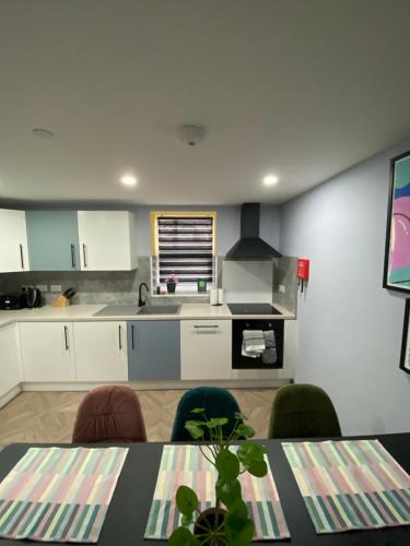 Aaron Wise - 51 Fitzhamon Apartments photo 31
