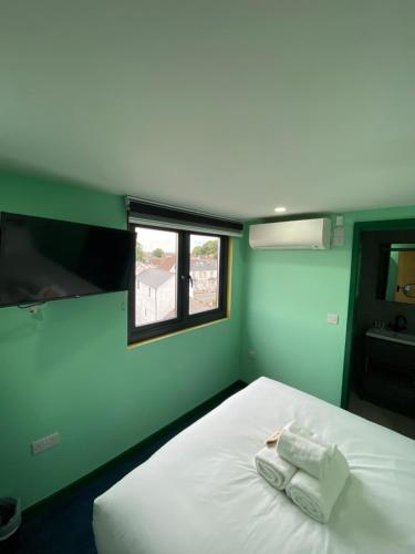 Aaron Wise - 51 Fitzhamon Apartments photo 40