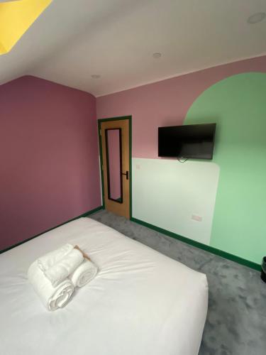 Aaron Wise - 51 Fitzhamon Apartments photo 38