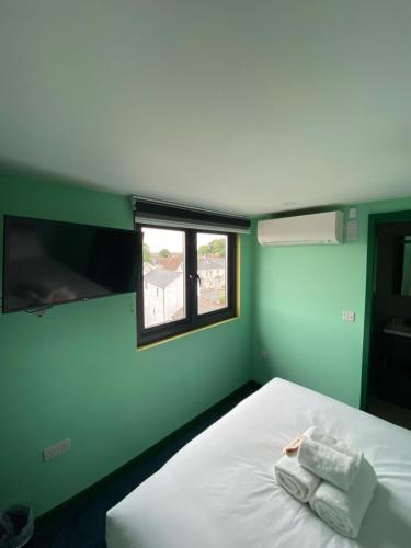 Aaron Wise - 51 Fitzhamon Apartments photo 42