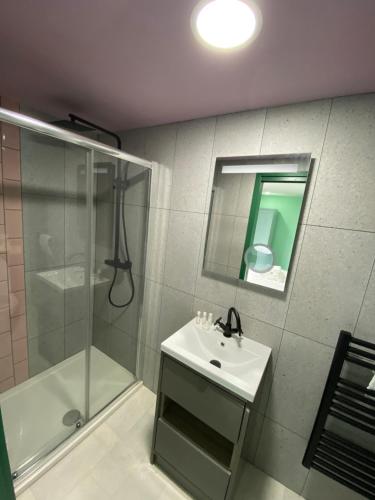 Aaron Wise - 51 Fitzhamon Apartments photo 44