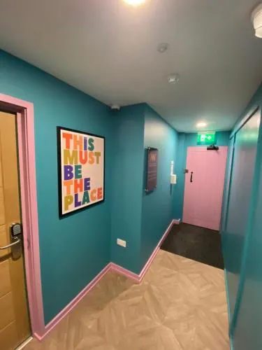 Aaron Wise - 51 Fitzhamon Apartments photo 15