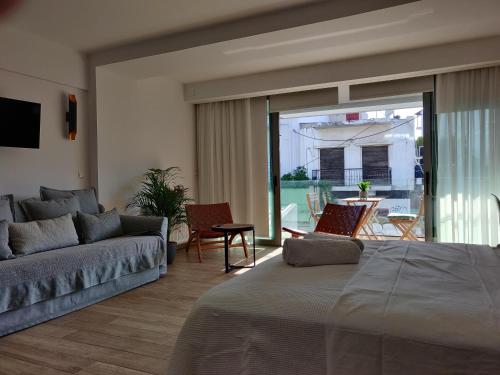 Sunny lovely apartment 60 meters from the metro
