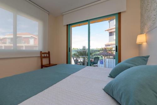 Postel nebo postele na pokoji v ubytování Duerming Velero Apartamentos